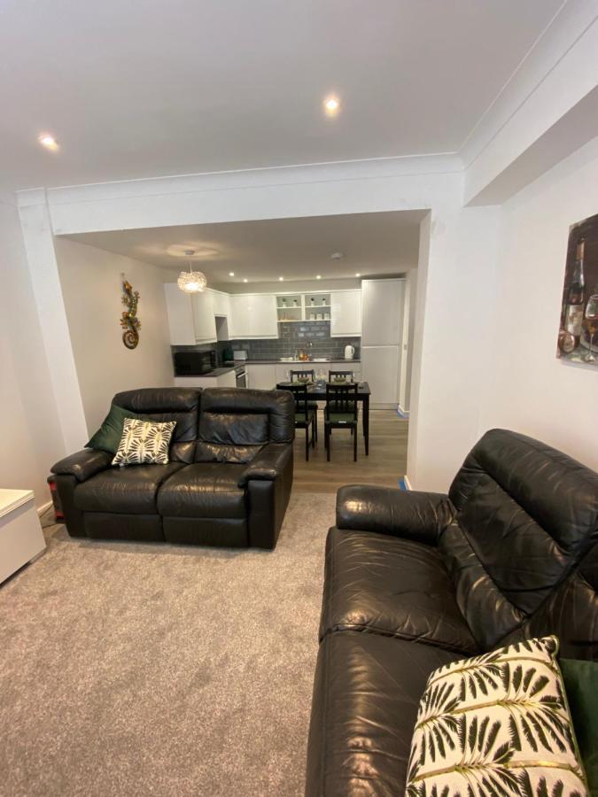Modern 2 Bedroom Apartment, With Car Parking. Bitton Exterior photo