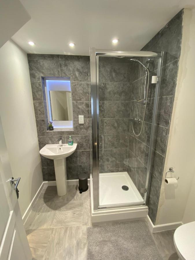 Modern 2 Bedroom Apartment, With Car Parking. Bitton Exterior photo